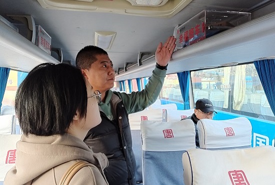 1708307077885014923.jpg 幸福班車上設置充電寶、雨傘等應急物品.jpg