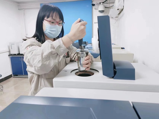 1710403925041053456.jpg 豐潤熱電公司:煤化驗中的巾幗情2 - 副本.jpg