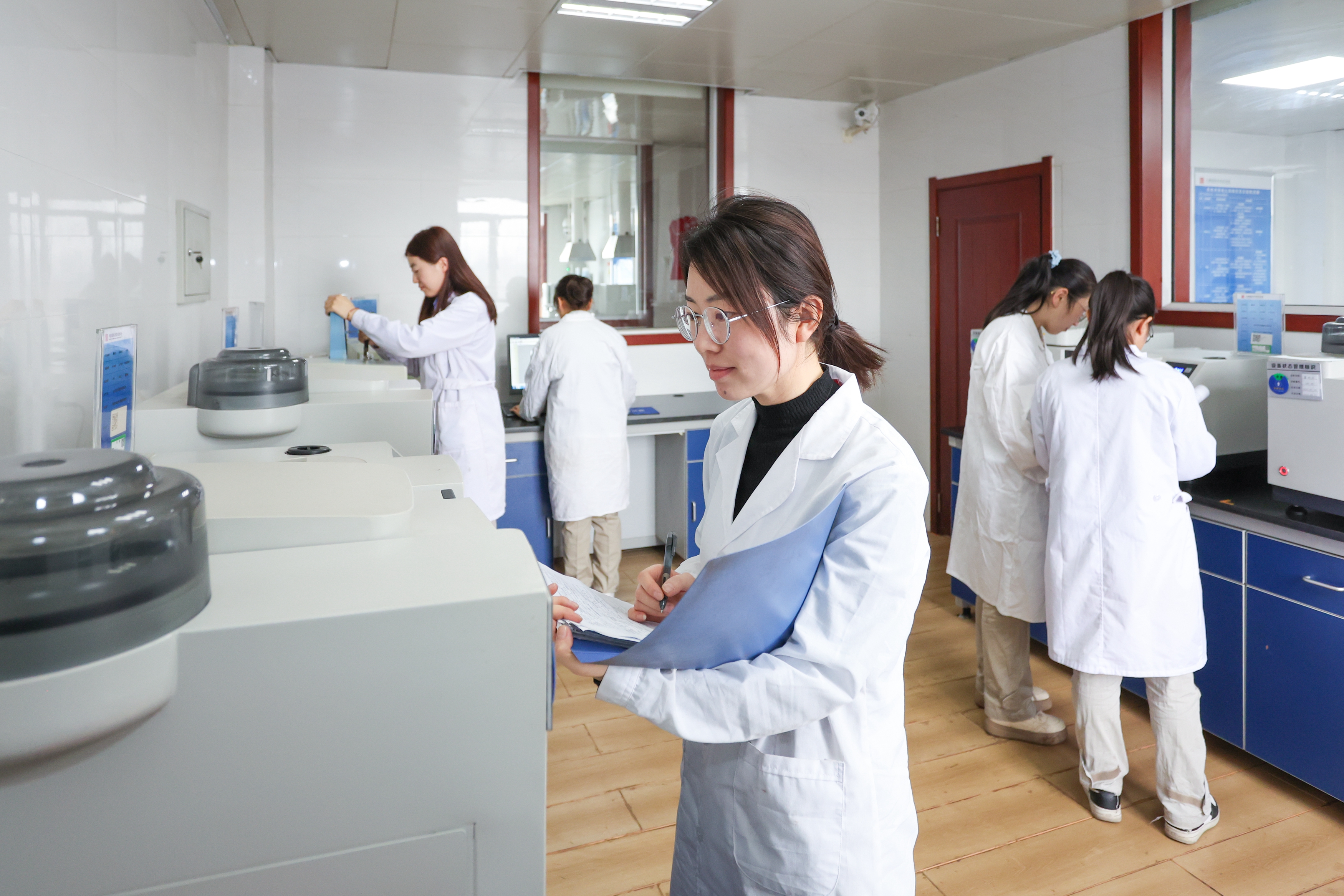 [大唐榜樣]托克托發(fā)電公司燃料質(zhì)檢部煤化驗班獲“全國五星級班組” (2).jpg