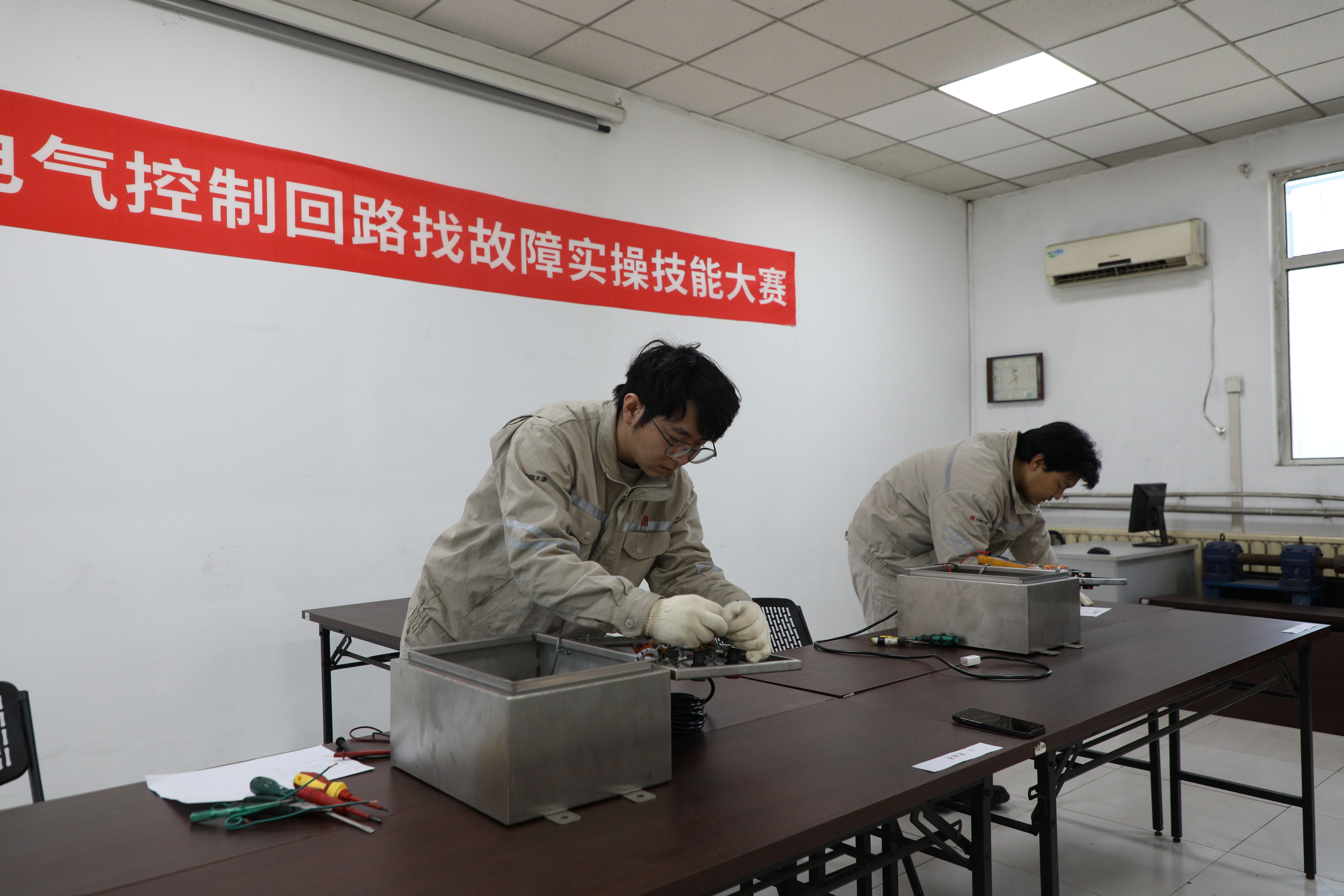 【新聞鏡頭】豐潤熱電公司開展電氣控制回路找故障實操技能大賽 (3).jpg